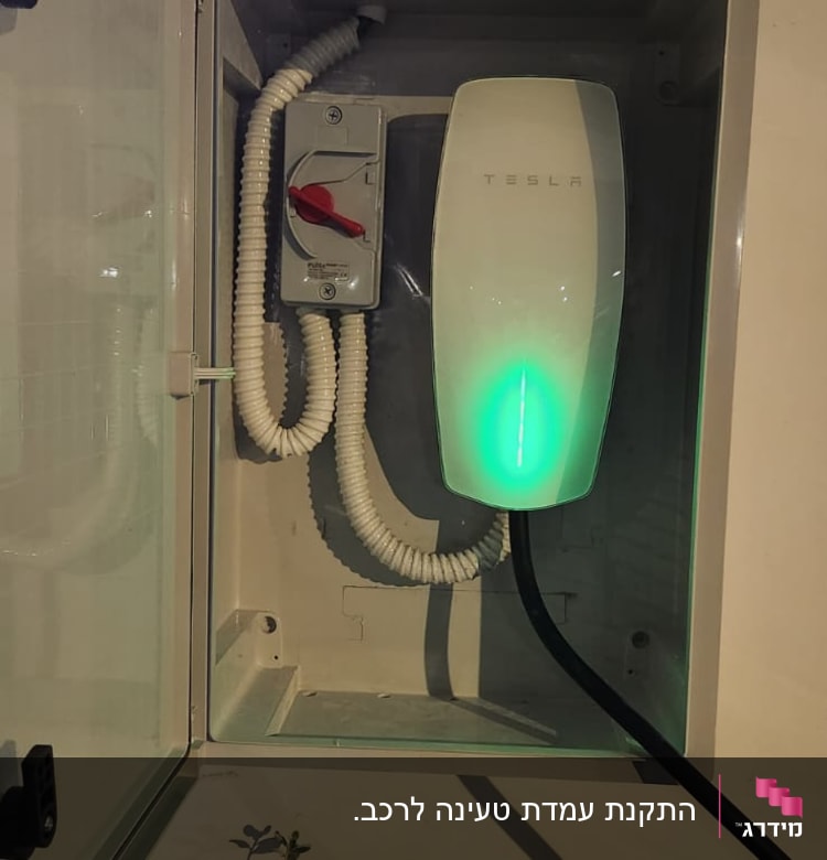 מטען טסלה עם כבל חשמלי ותיבת חיבורים